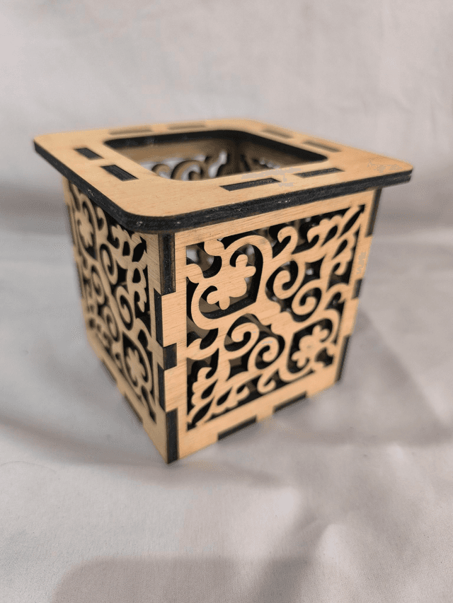 Pot à crayon ajouré